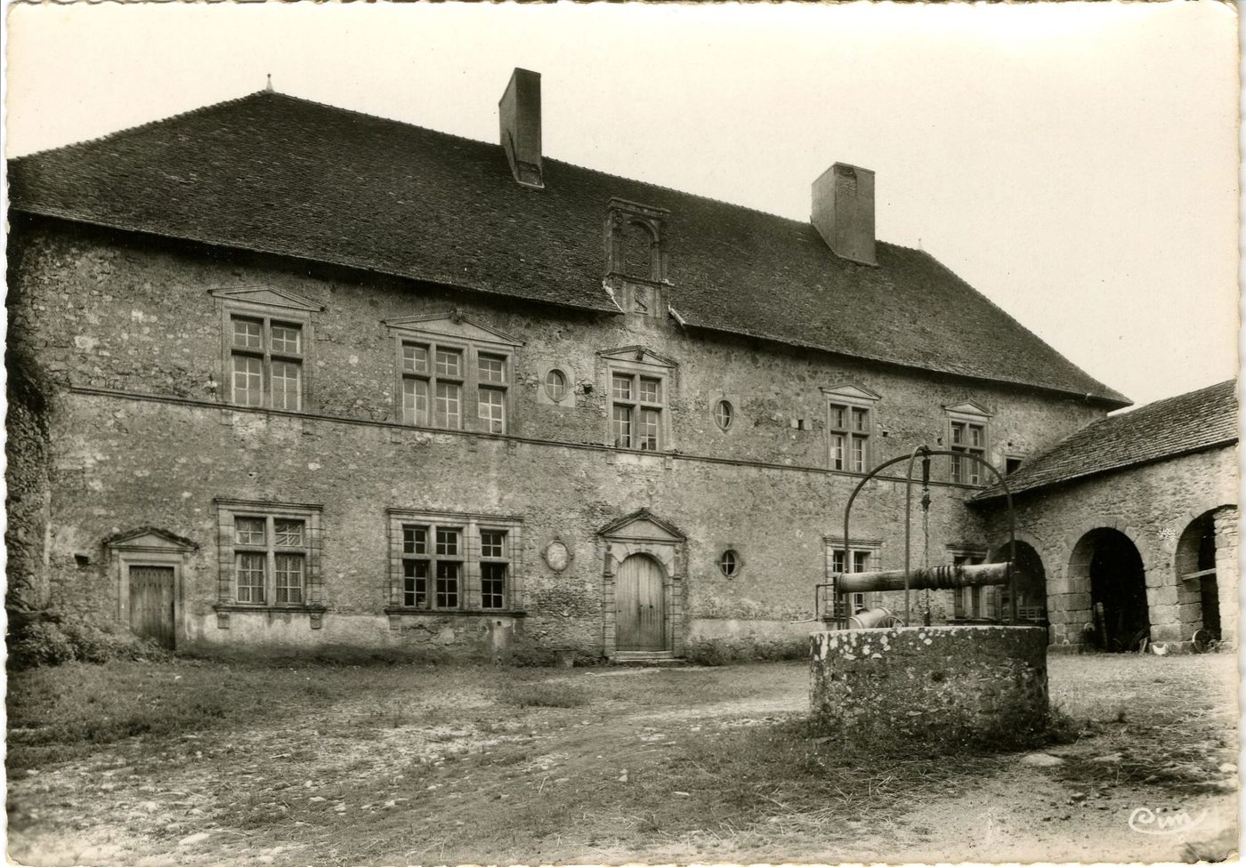 La Bourgogne historique et monumentale. Grury, château de Montperroux.- Cour intérieure. Les armes des de Dyo, seigneurs de Montperroux illustre famille de Bourgogne, étaient : fascé d'or et d'azur, à la bordure de gueules.