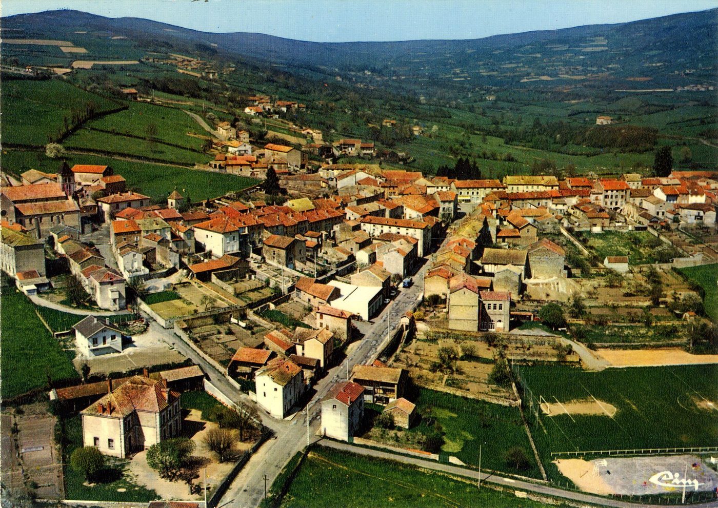 Tramayes. Alt 430 m, vue générale aérienne.