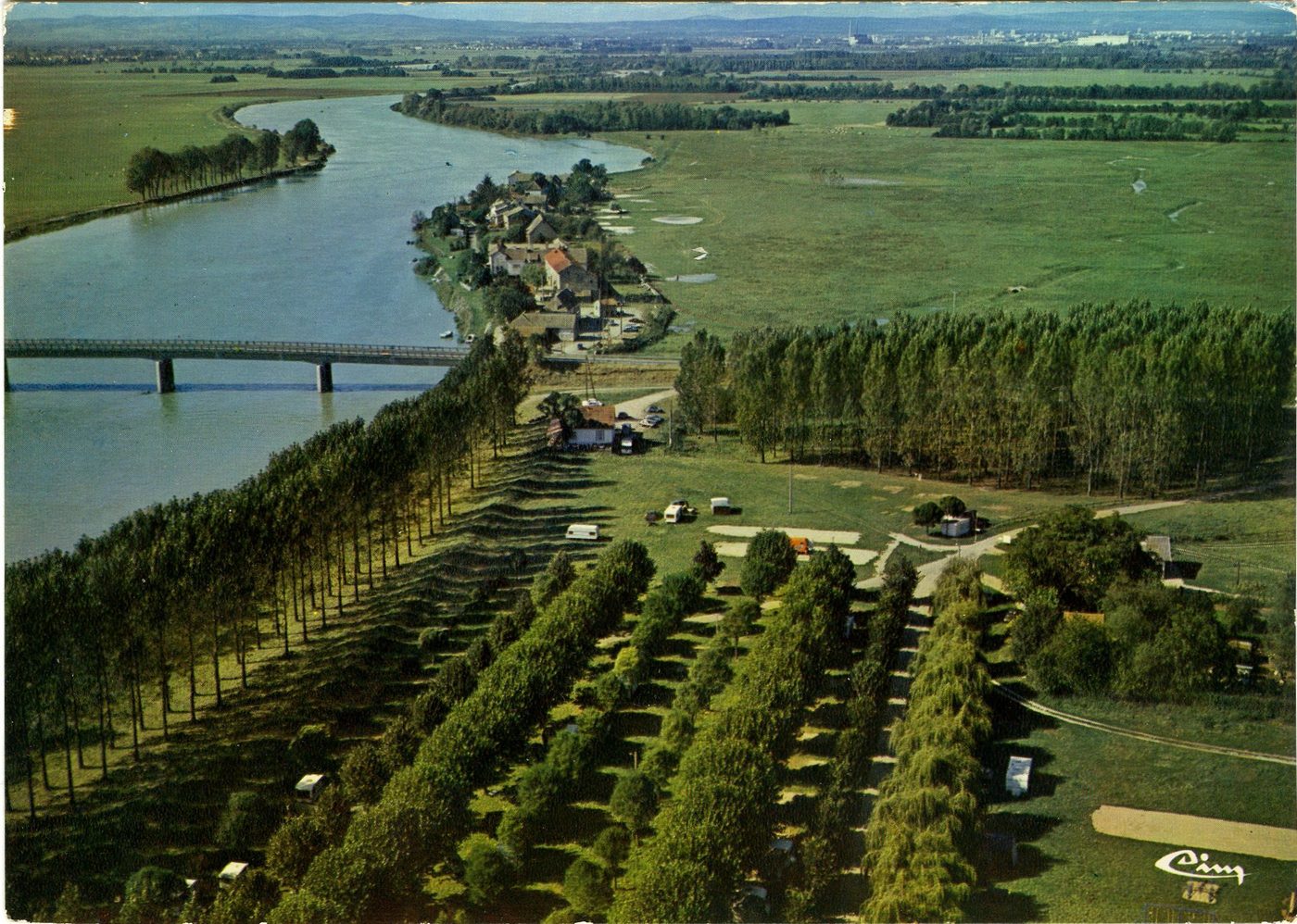 Ouroux-sur-Saône. Le camping (vue aérienne).