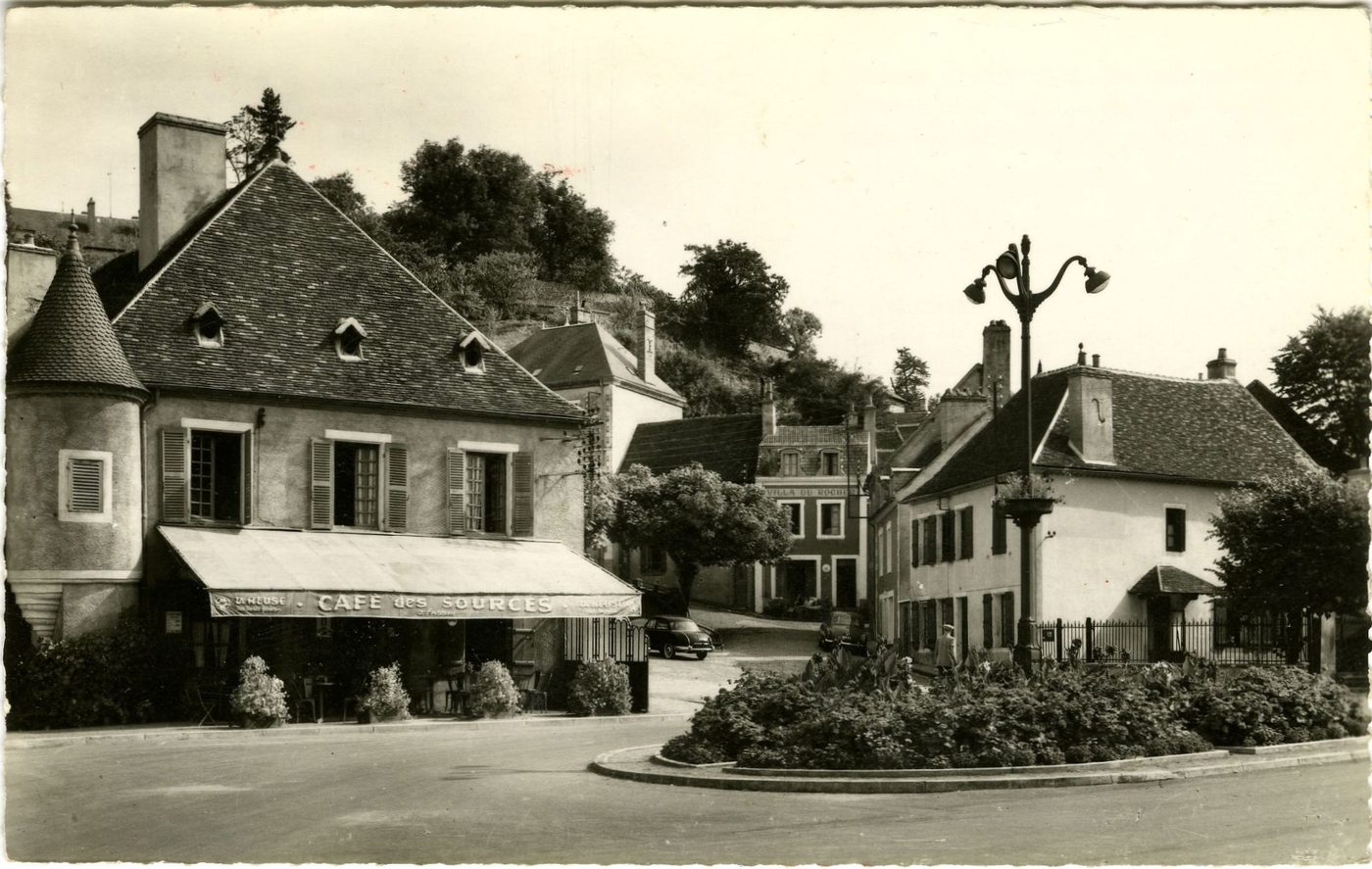 Bourbon-Lancy. Place Saint-Léger, café des sources, villa du rocher et villa Marie-Louise.