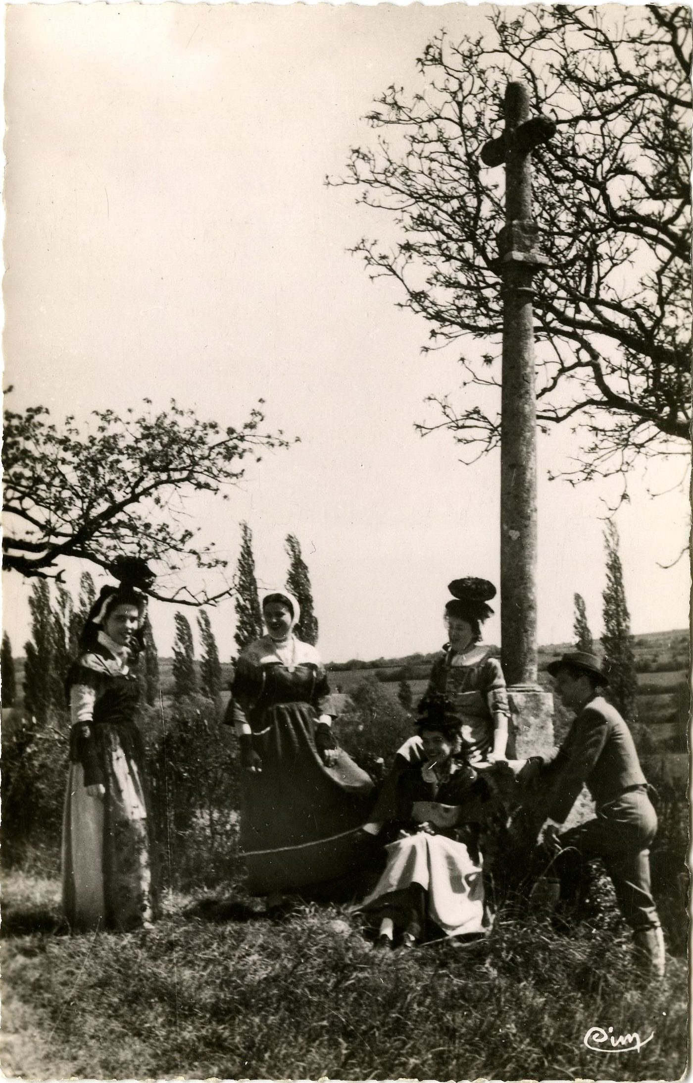 Tournus. Groupe du costume tournugeois,"En promenade du dimanche à Boyer". Halte près de la croix en bordure du chemin.