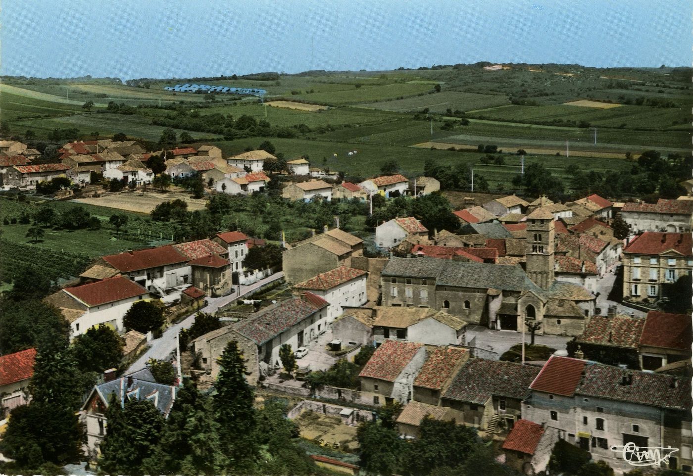 Uchizy. Vue aérienne sur le bourg.